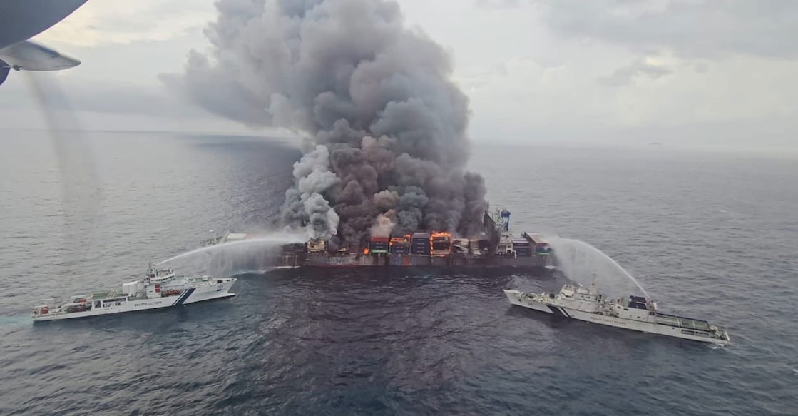   തീപിടിച്ച വാൻഹയി 503 കപ്പൽ. (ചിത്രം: Indian coast guard)