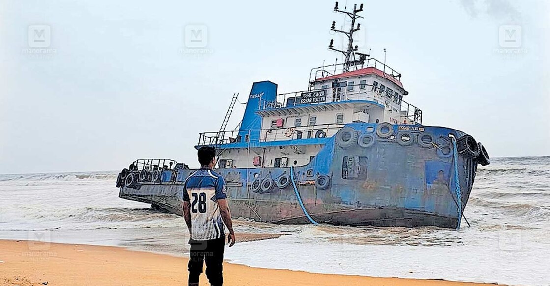 യന്ത്രത്തകരാറിനെ തുടർന്നു മഞ്ചേശ്വരം തീരത്തു നിന്നു 8 നോട്ടിക്കൽ മൈൽ അകലെ നങ്കൂരുമിട്ട ടഗ്ബോട്ട് ശക്തമായ തിരമാലയിലും കാറ്റിലും ഒഴുകി മൊഗ്രാൽ തീരത്തെത്ത് എത്തിയപ്പോൾ.  
