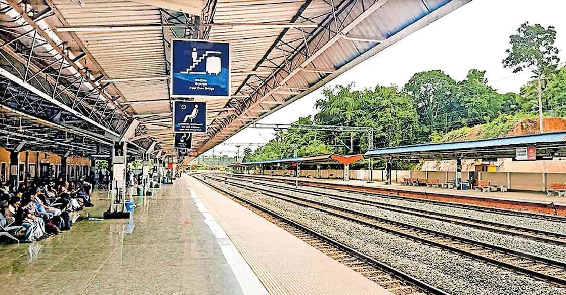 feroke-railway-station ഫറോക്ക് റെയിൽവേ സ്റ്റേഷൻ പ്ലാറ്റ്ഫോം.