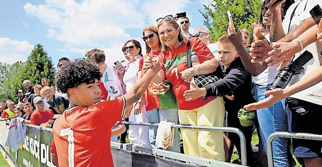 cristiano-ronaldo-jr-debut ക്രിസ്റ്റ്യാനോ ജൂനിയറിനെ അഭിനന്ദിക്കുന്ന
മുത്തശ്ശി മരിയ.