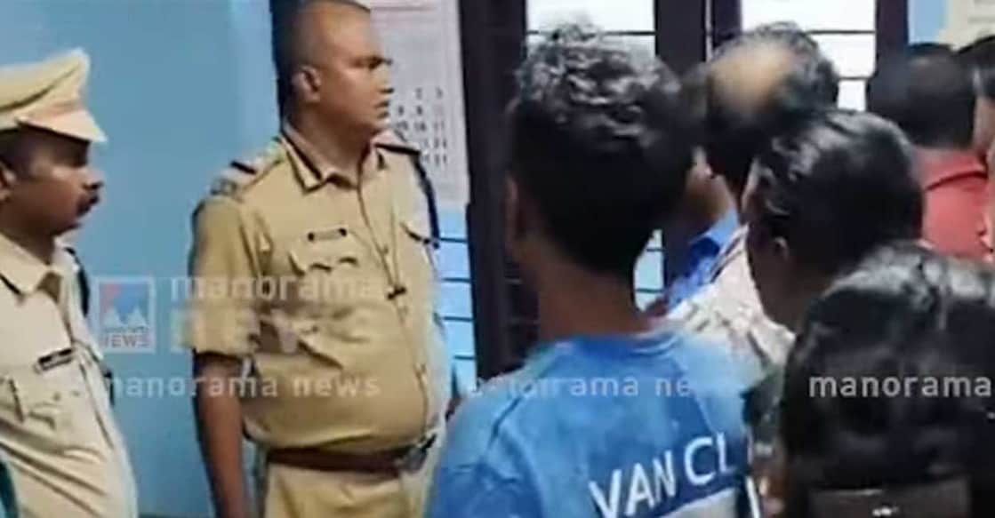 muthalapozhi-protest മുതലപ്പൊഴിയില് പൊലീസിനു മുന്നിൽ പ്രതിഷേധിക്കുന്ന മത്സ്യത്തൊഴിലാളികൾ.